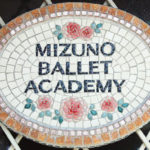 ミモザのお花で飾られたモザイクアート 〜水野弘子バレエ学園